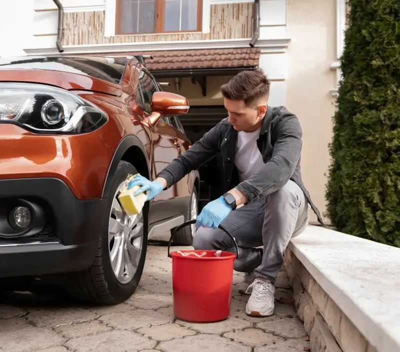 Lavage auto à domicile Saint-Maurice-sur-Aveyron : professionnel intervenant sur un véhicule
